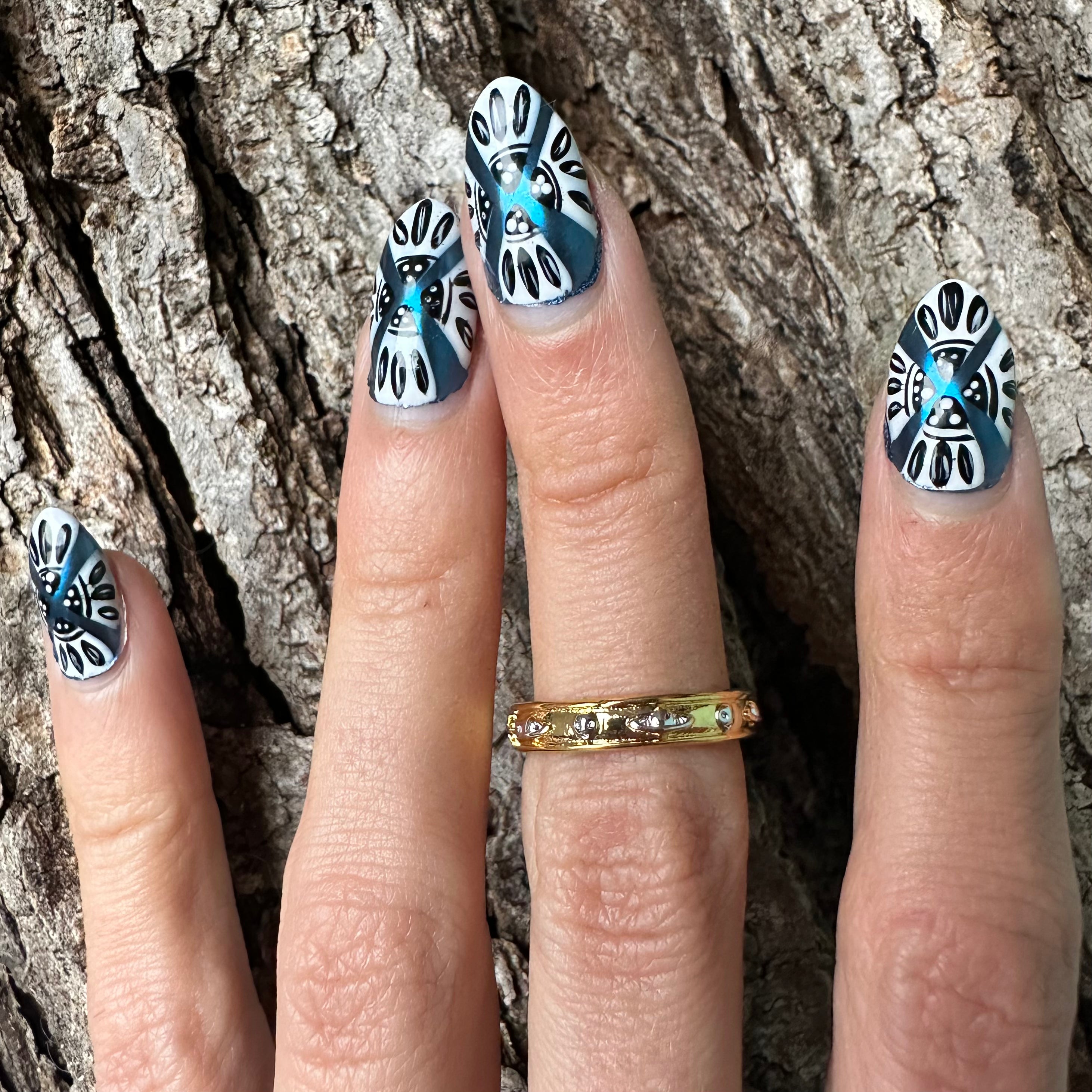 ALIEN BAND RING